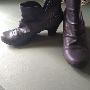 Shooties, gray studded size 9